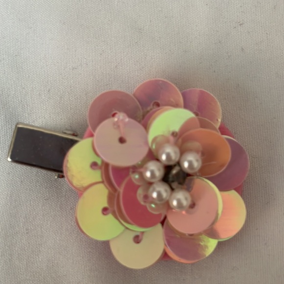 Hair clips with pink sequins and white pearls w/center rhinestone. Set of 3. - Picture 4 of 5